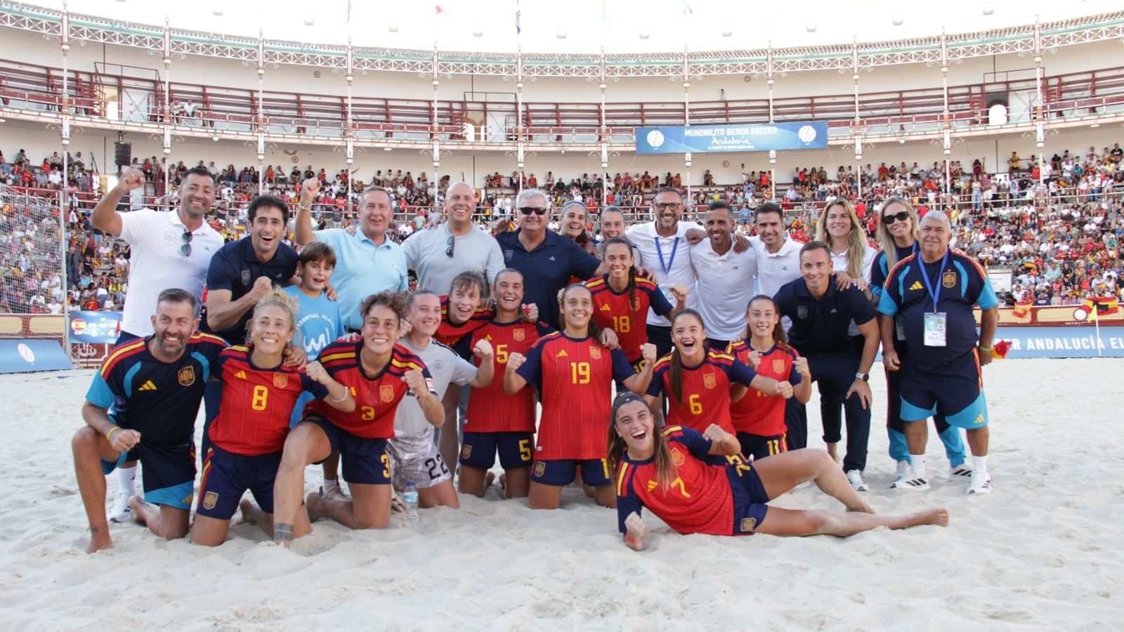 El equipo español celebra una de los triunfos del torneo internacional.