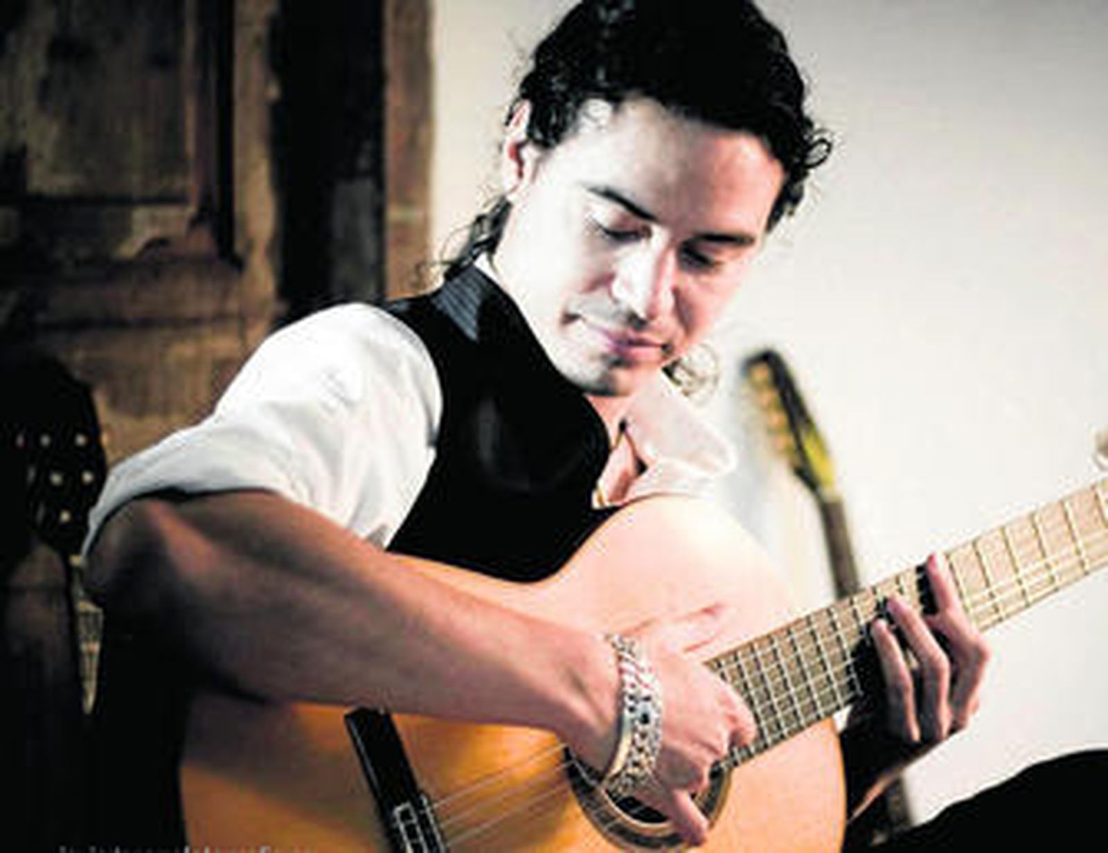 Guillermo Fernández siempre acompañado por su guitarra.