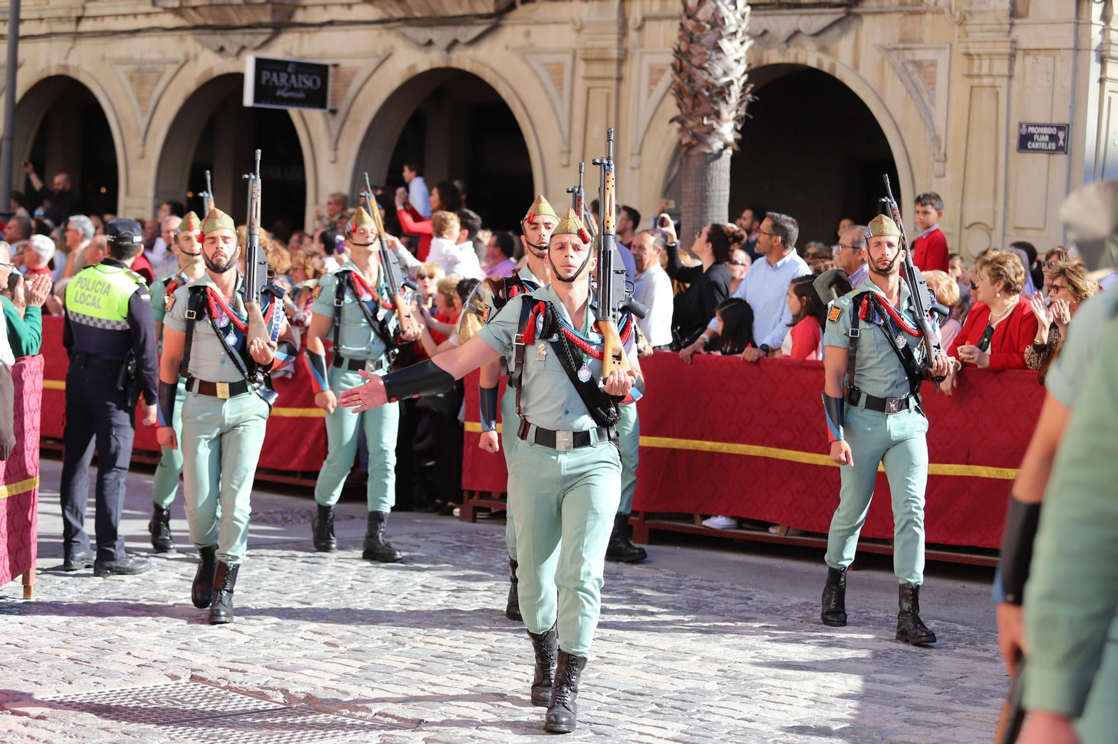 Ambiente  para recibir a la Legión en las calles de Huelva