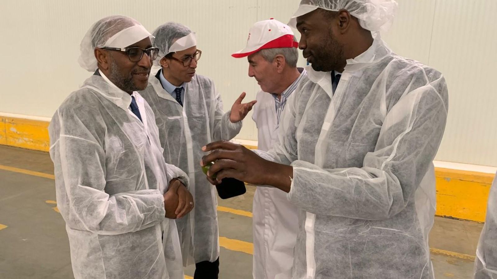 El embajador de Mauritania, durante su visita a CASI Aeropuerto, con Miguel Vargas.