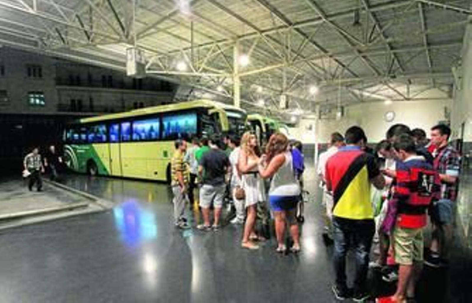 Usuarios esperan para subir al Bus Búho en la estación de Algeciras, en una imagen de archivo.