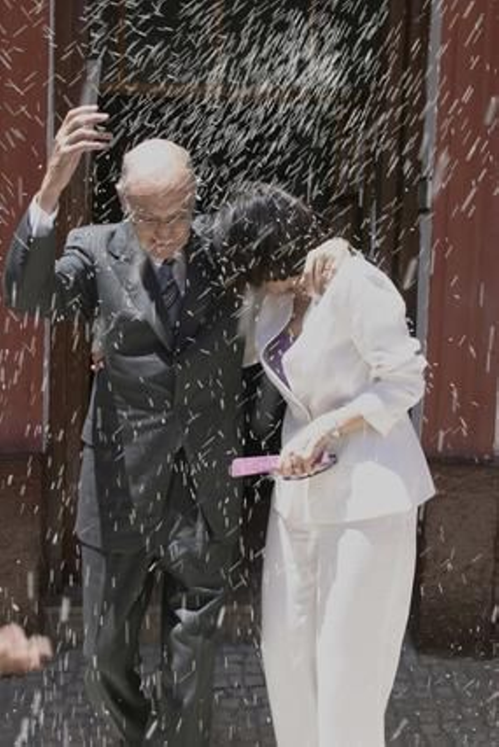 José Saramago y su mujer, Pilar del Rio, tras su boda civil, celebrada en el Ayuntamiento de Castril en 2007. / Miguel Rodríguez

Foto: Varios