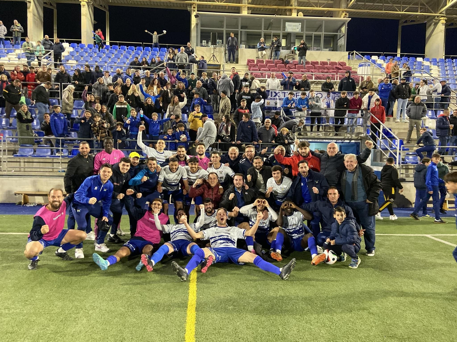 Los jugadores y cuerpo técnico del conjunto almeriense celebran su pase frente al Atlético Marbella.