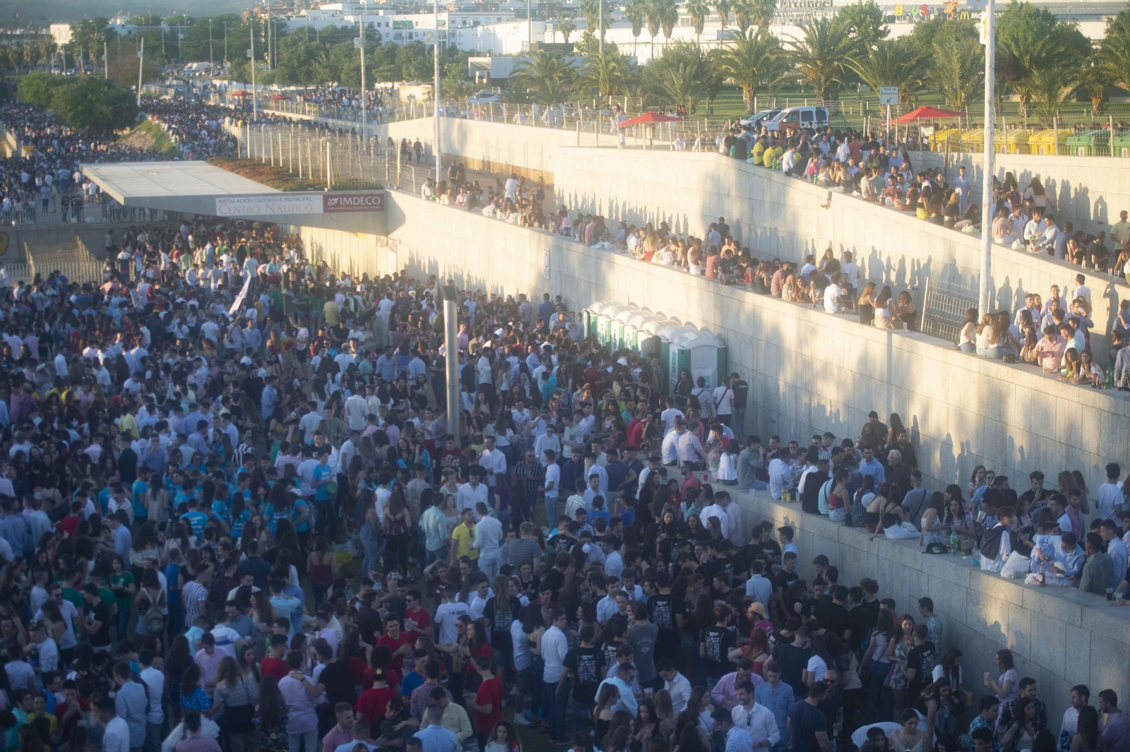 Botellón en el Balcón del Guadalquivir durante la Feria de 2019.