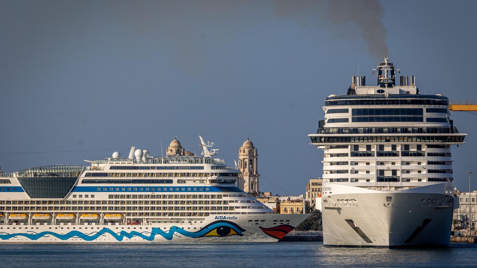 Los tres cruceros que llegaron este miércoles a Cádiz llenaron el puerto así como todas las calles del centro de la ciudad de turistas Los tres cruceros que llegaron este miércoles a Cádiz llenaron el puerto así como todas las calles del centro de la ciudad de turistas