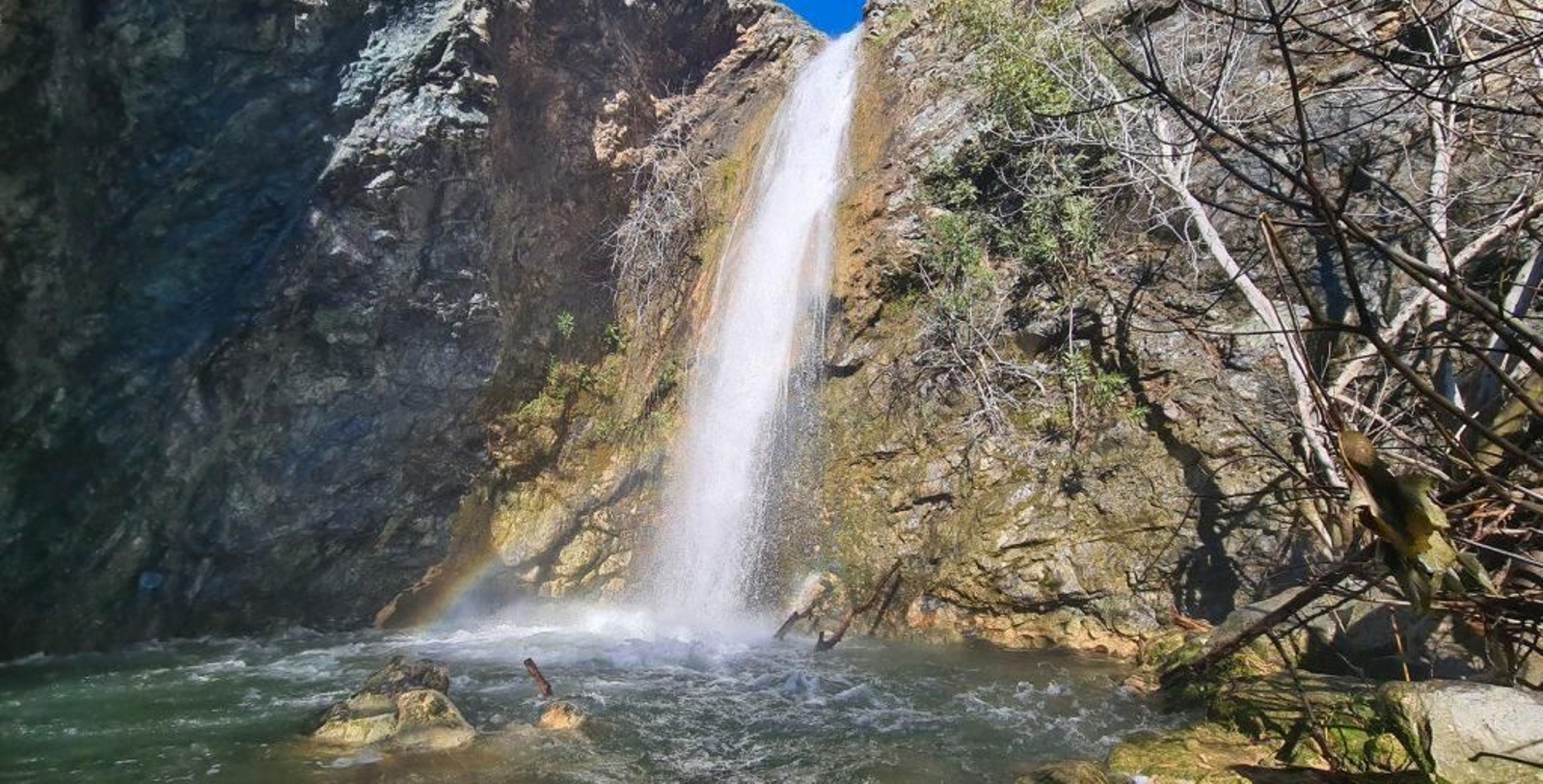 La cascada de Jorox y el Charco de la Caldera. La cascada de Jorox y el Charco de la Caldera.
