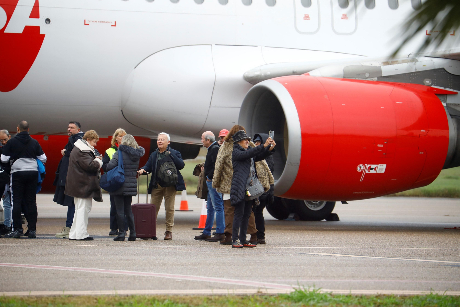 El despegue del el primer vuelo chárter a Europa en el aeropuerto de Córdoba, en imágenes