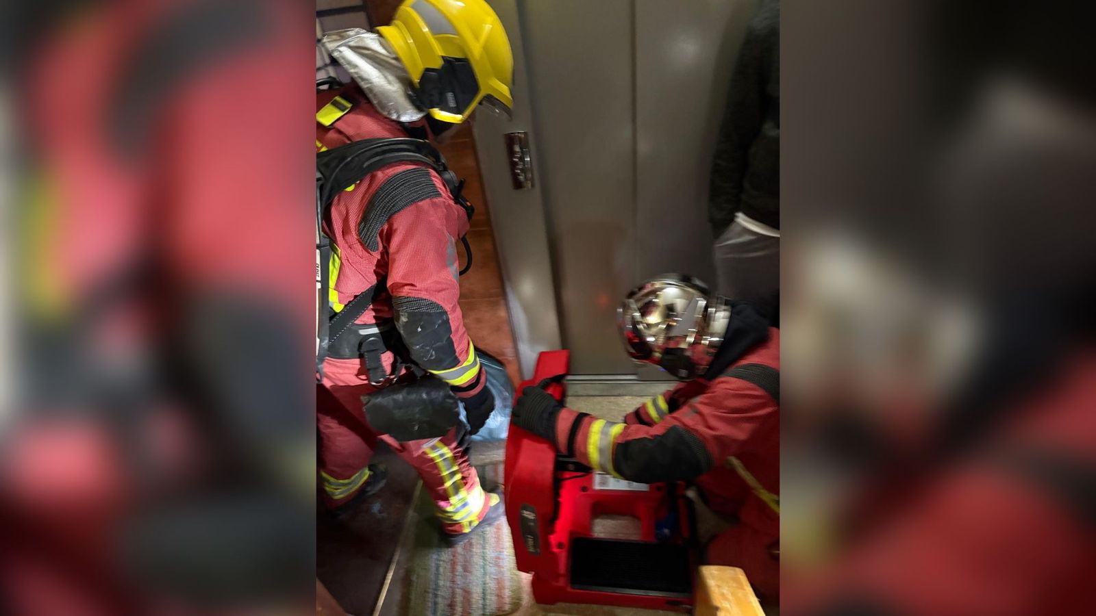 Bomberos de Jaén en la avenida de Andalucía.