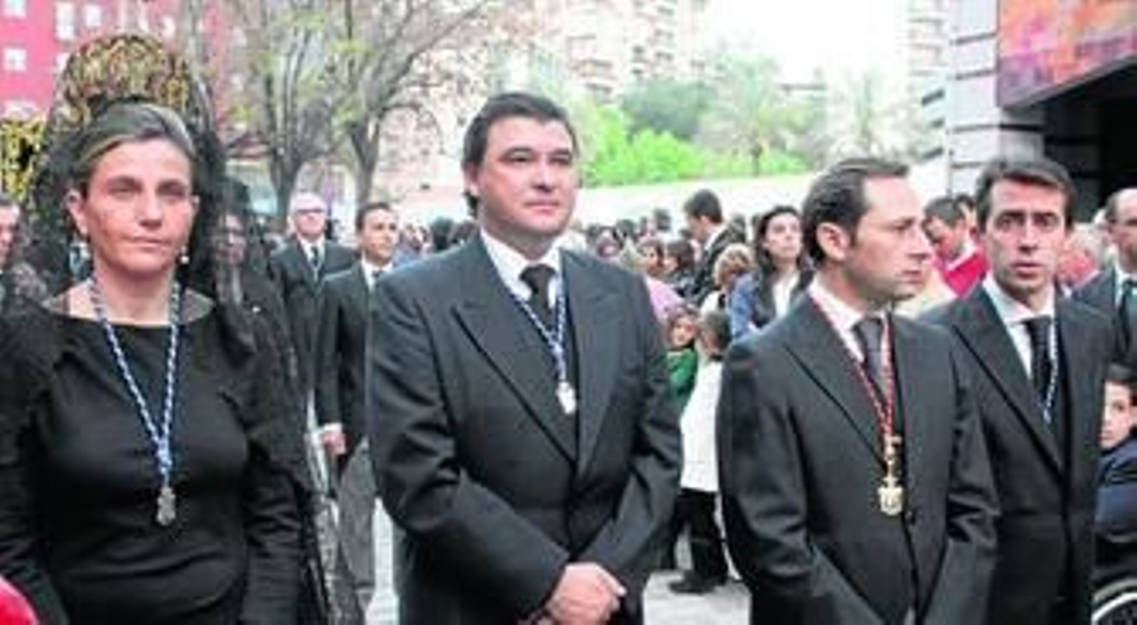 El alcalde electo, Gabriel Cruz, junto a otros concejales socialistas, en la procesión del Santo Entierro de la Semana Santa de Huelva.