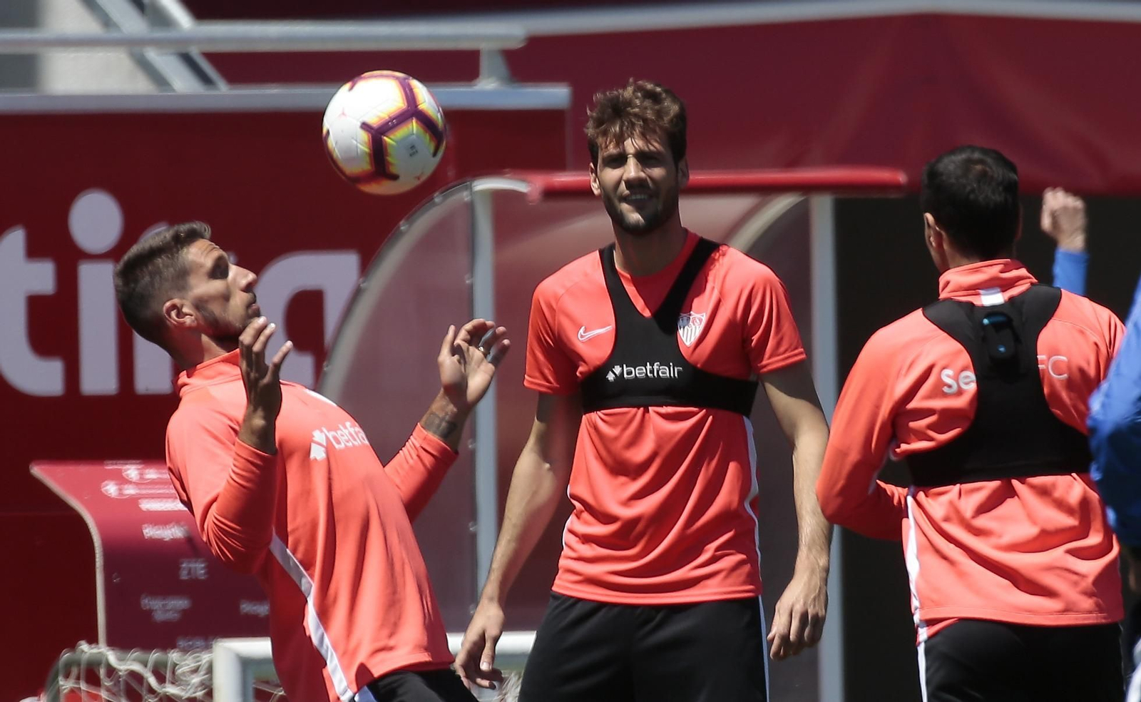 Carriço controla el balón ante Franco Vázquez y Ben Yedder, en la sesión preparatoria.