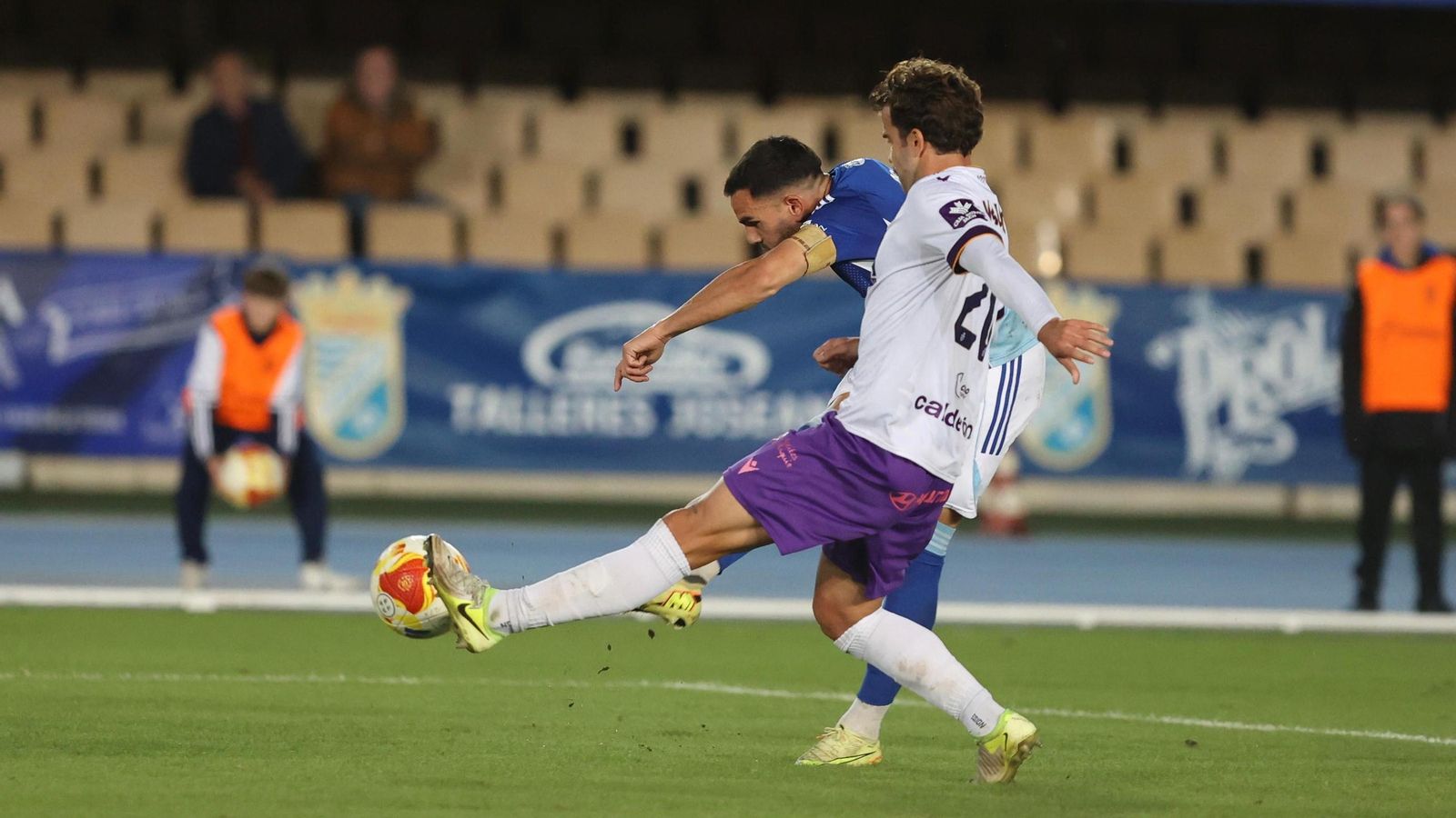 Nané dispara a puerta en la jugada del gol.