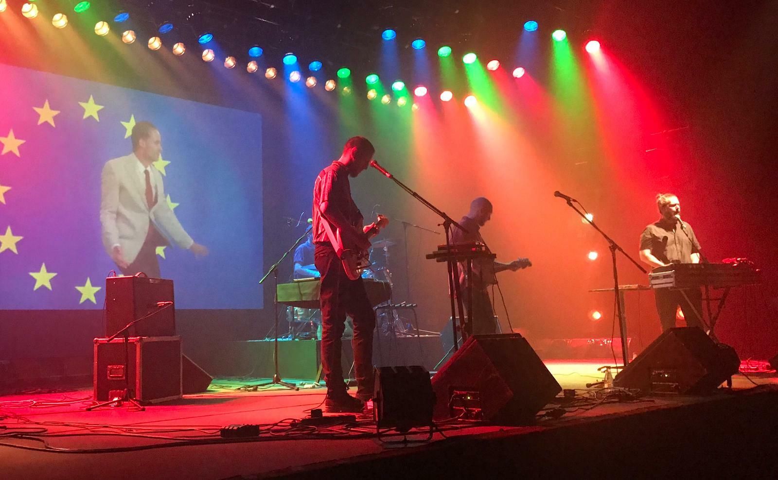 Pony Bravo y el político neoliberal