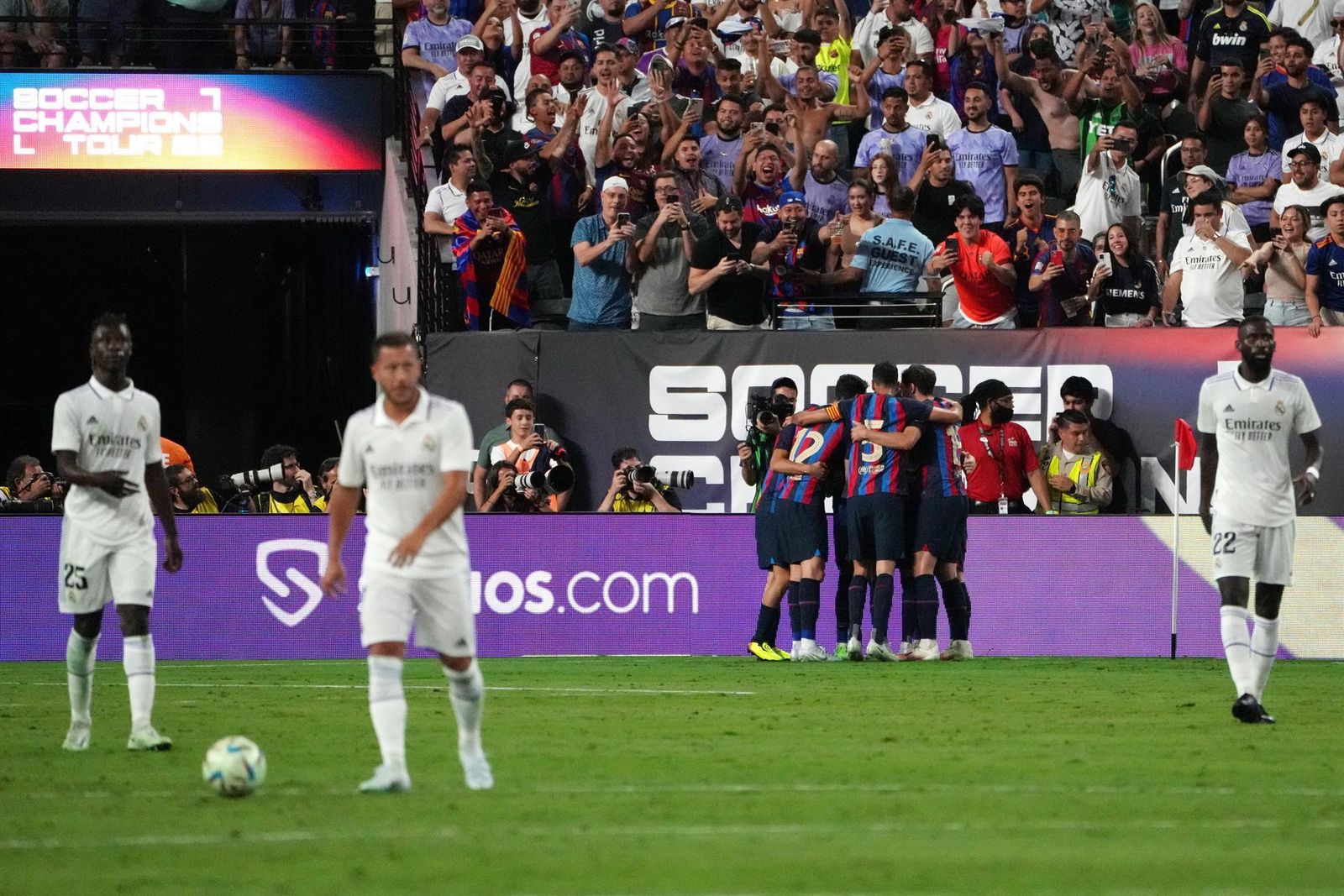 Jugadores del FC Barcelona celebran una anotación en la primera mitad del partido frente al Real Madrid en el Allegiant Stadium, en Las Vegas
