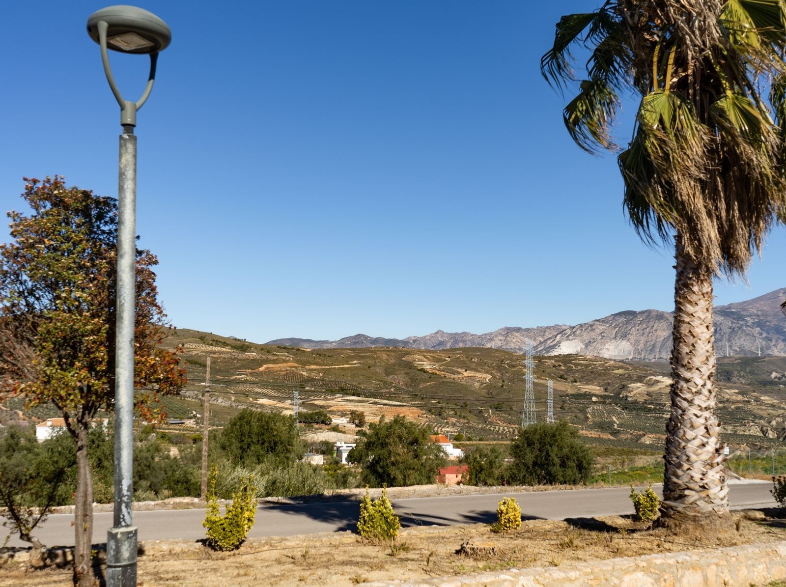ALBUÑUELAS NORTE. Albuñuelas es una de las poblaciones más afectadas por el levantamiento de esta línea, ya que atravesaría la carretera que la une con Saleres y que la conecta con el resto del Valle de Lecrín. Aquí, REE muestra el resultado final