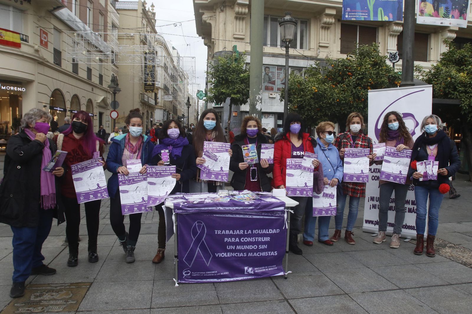 Asistentes a la mesa informativa de la Plataforma Cordobesa contra la Violencia a las Mujeres.