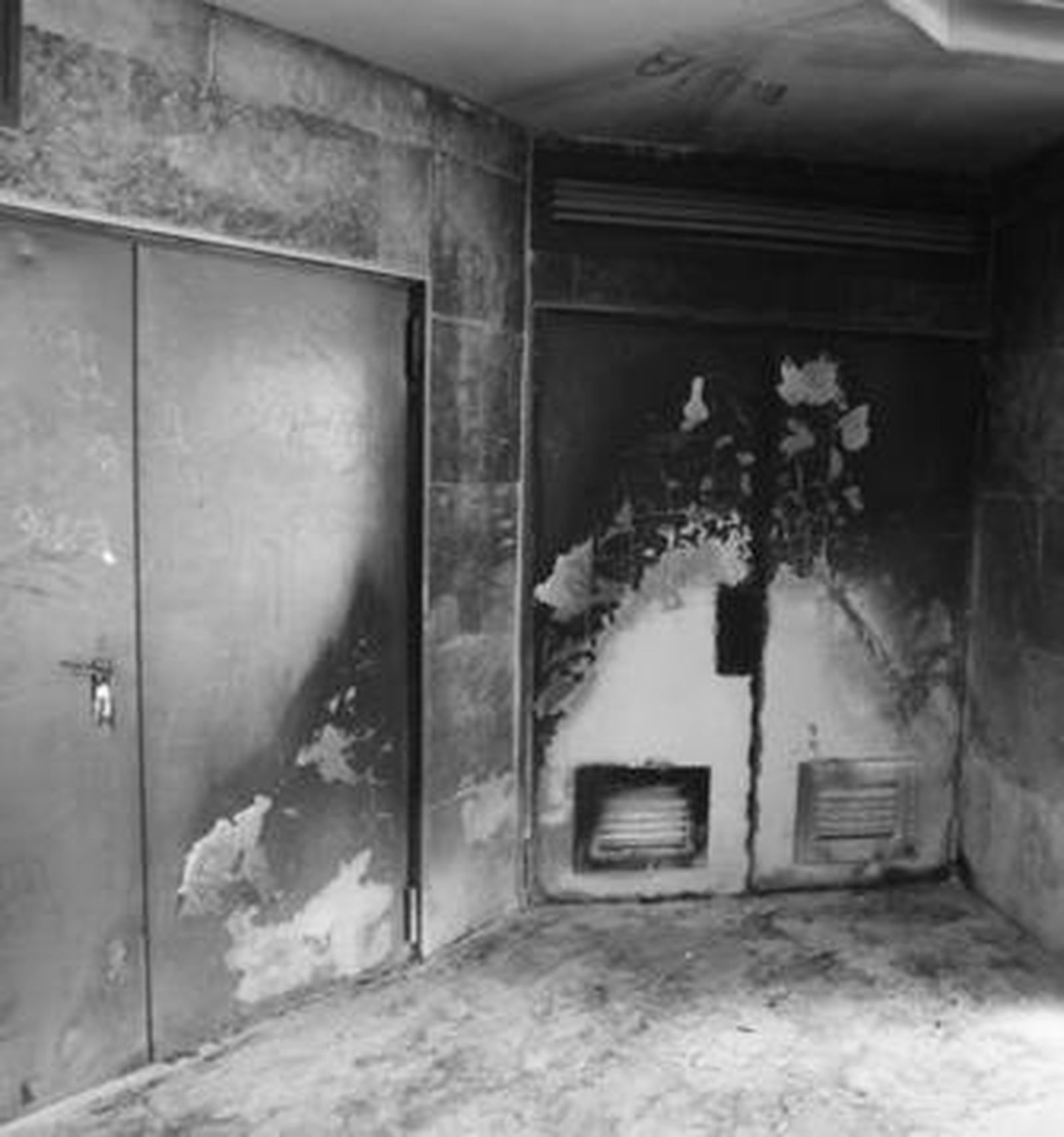 Imagen de los daños que causó el fuego en una de las salidas de emergencia.