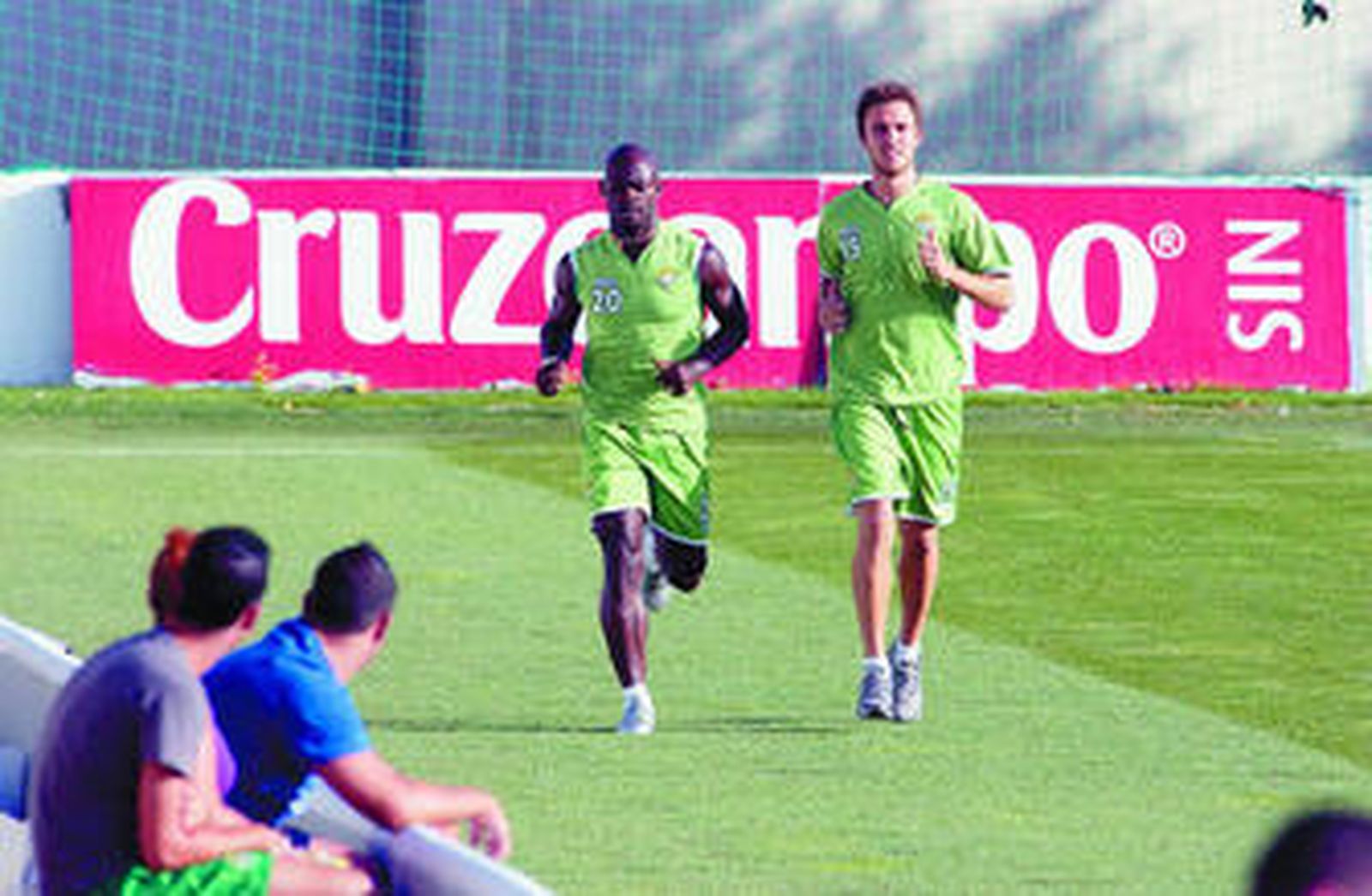 Emana hace carrera continua en compañía de Caffa, en la ciudad deportiva del Betis.