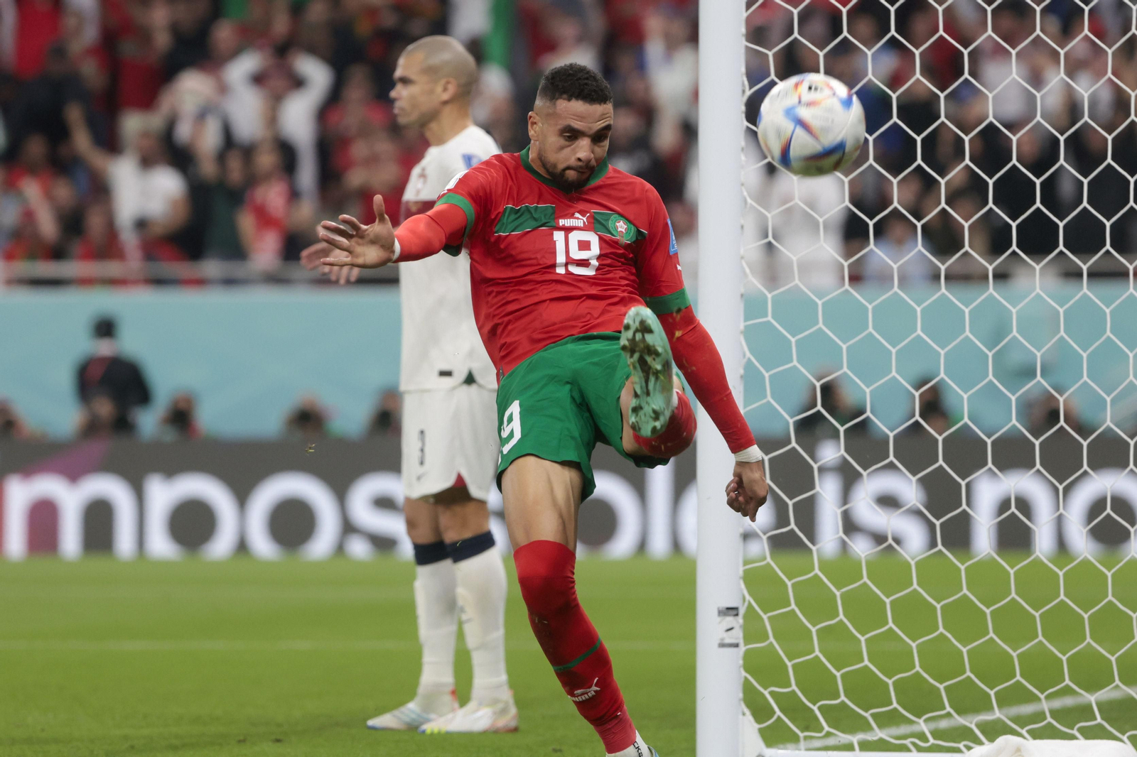 En-Nesyri patea eufórico el balón tras marcar el decisivo gol en el Marruecos-Portugal.