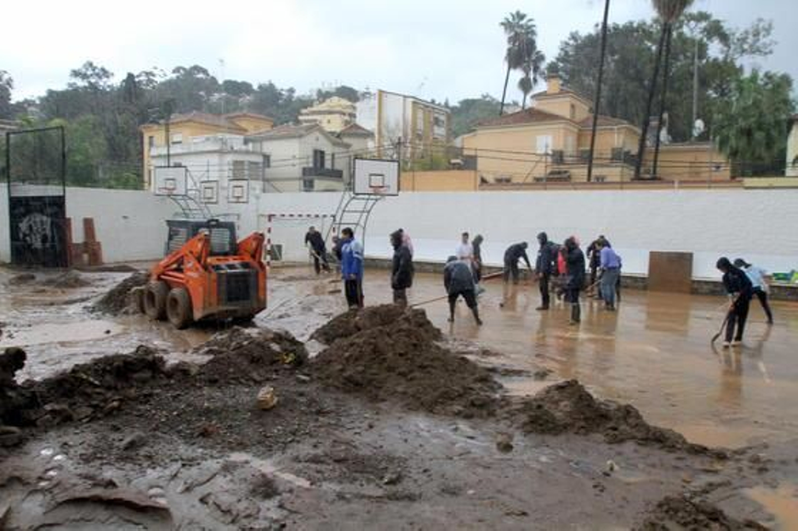 Málaga limpia el barro dejado por la tromba de agua del sábado
