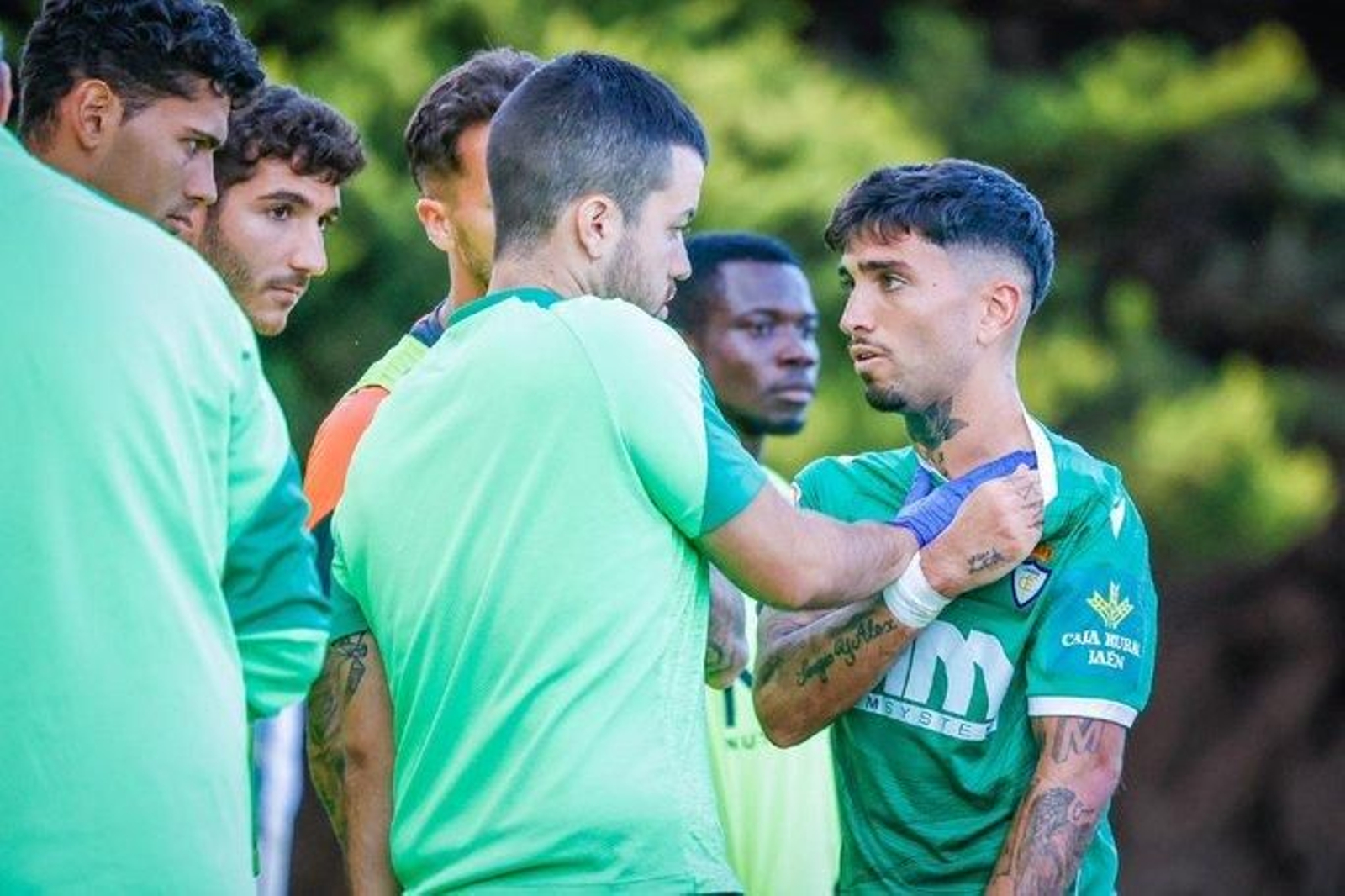 Óscar Lozano, atendido tras sufrir el golpe en el encuentro ante el Poli Ejido.