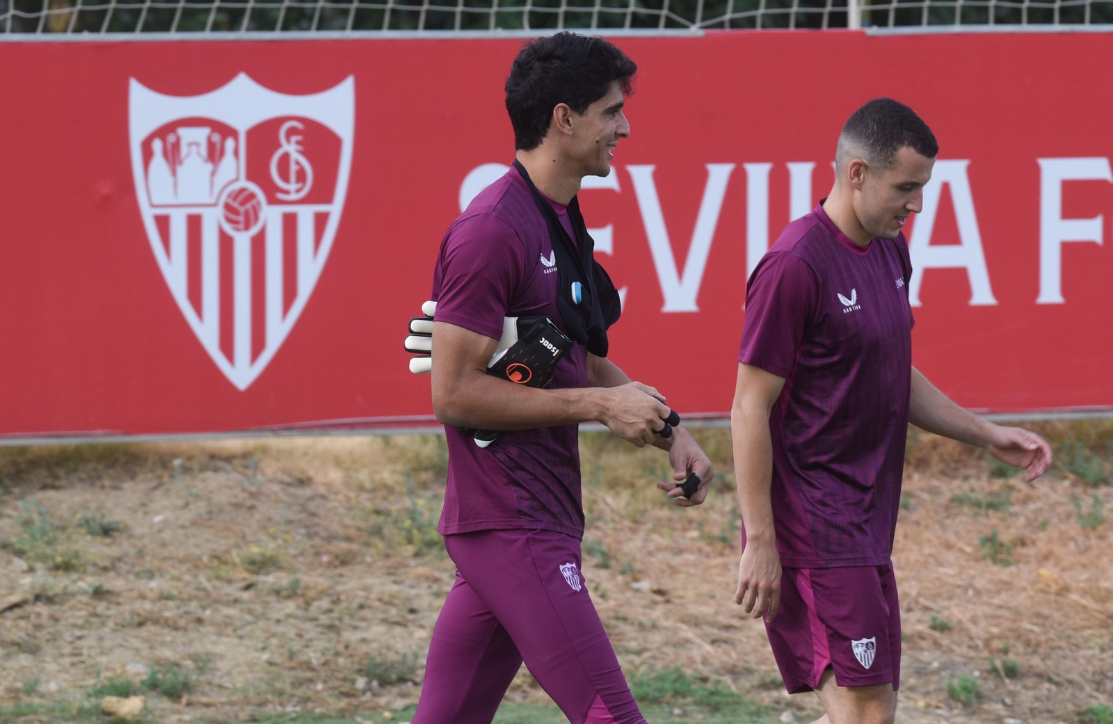 Bono e Idrissi, dos de los futbolistas con mercado, antes de un entrenamiento.