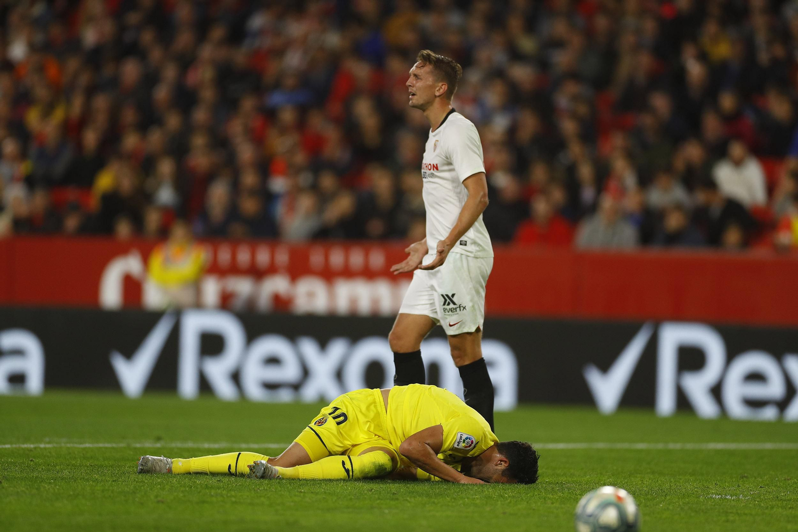 De Jong reclama un córner al árbitro con Iborra doliéndose en el área del Villarreal.