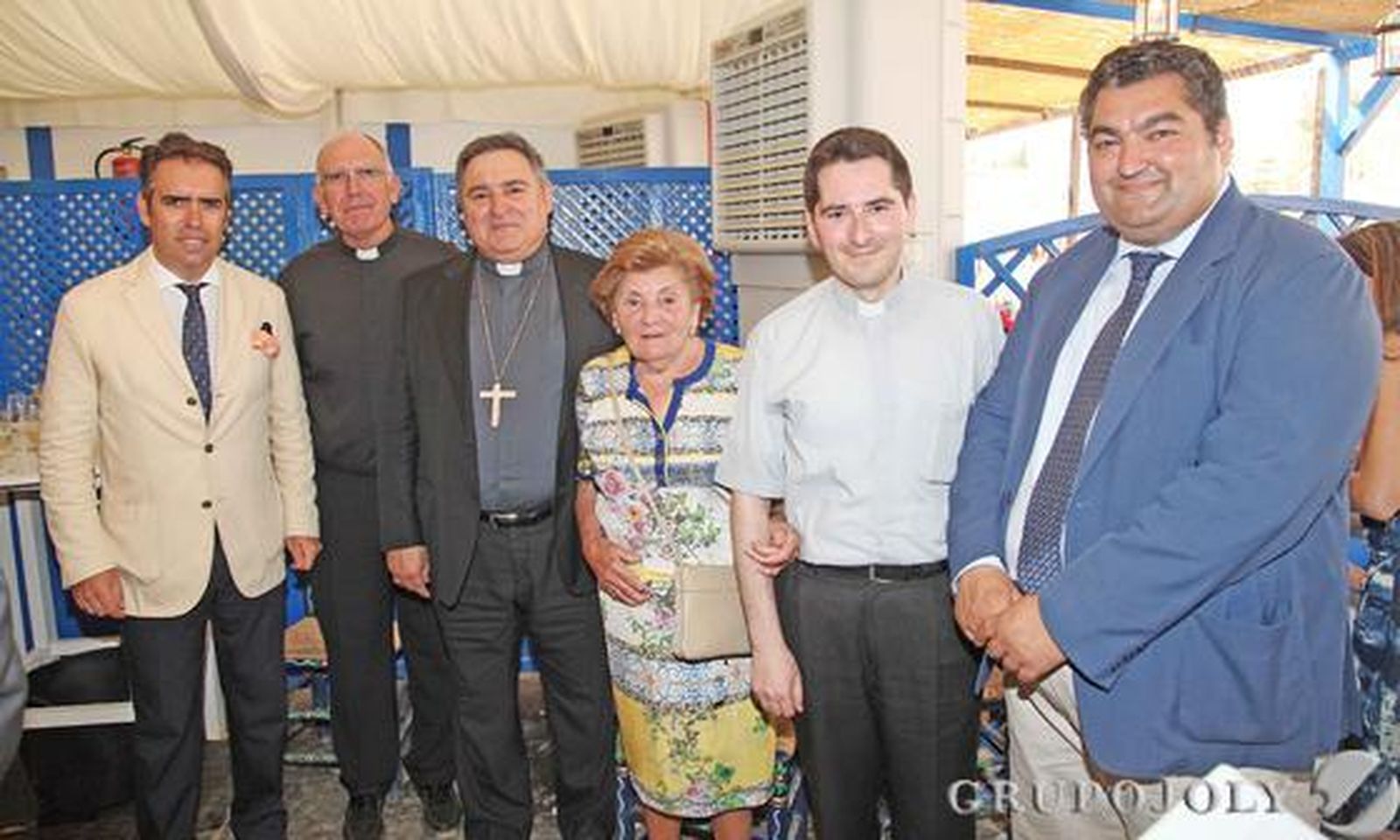Asunción Pérez, madre del obispo José Mazuelos, el sacerdote Luis López-Cuervo, el párroco de Santiago, DiegoMoreno, el concejal Antonio Montero y Rafael Navas.

Foto: Pascual · Vanesa Lobo