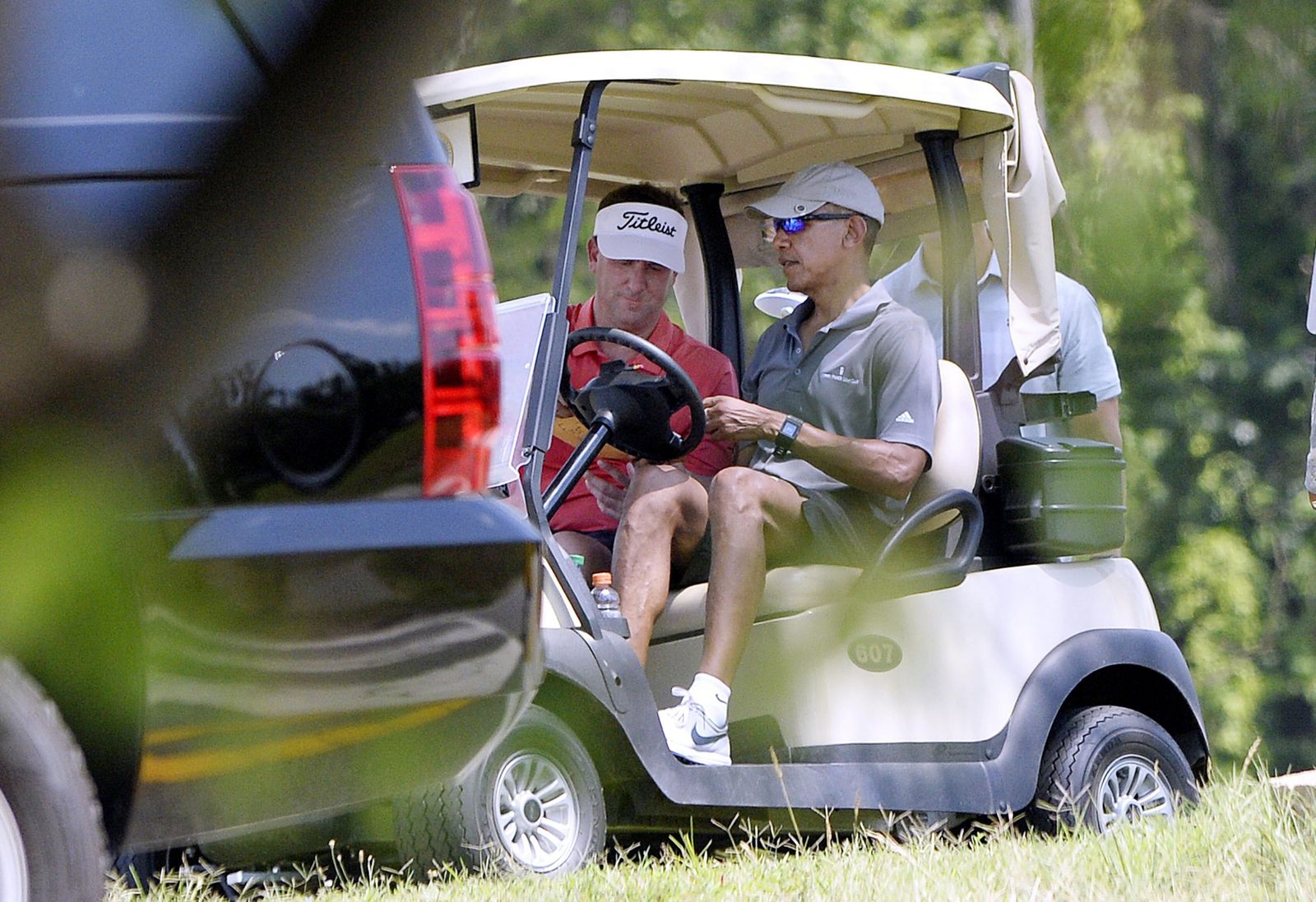Barack Obama, en un buggy en un campo de golf.