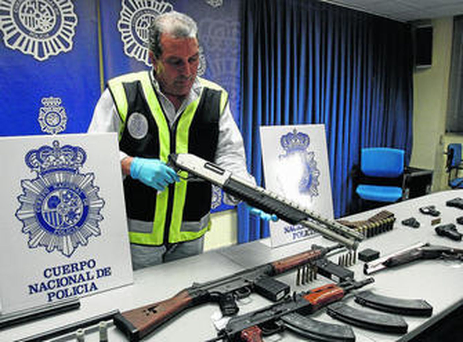 Un portavoz policial muestra ayer la escopeta Franchi intervenida al clan de Los Perla.