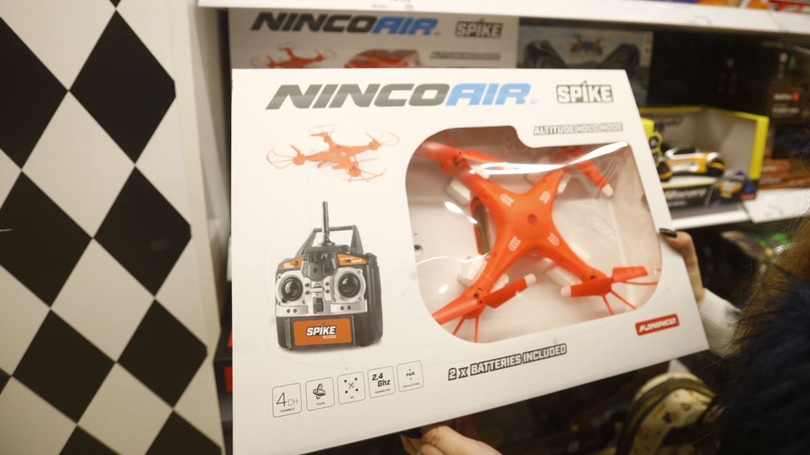 MIrando los drones en El Corte Inglés