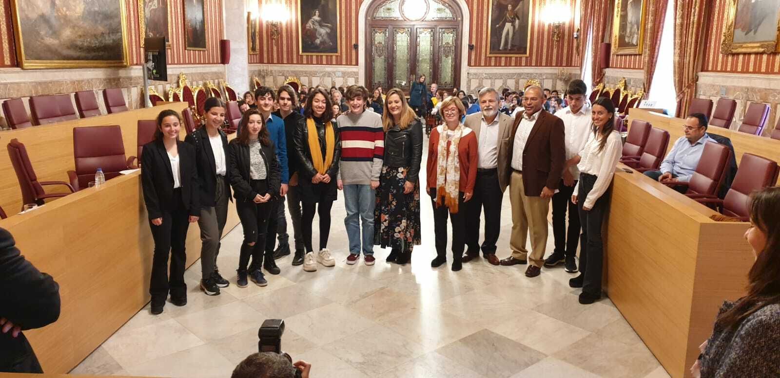 Los alumnos participantes posan en el Salón Colón del Ayuntamiento