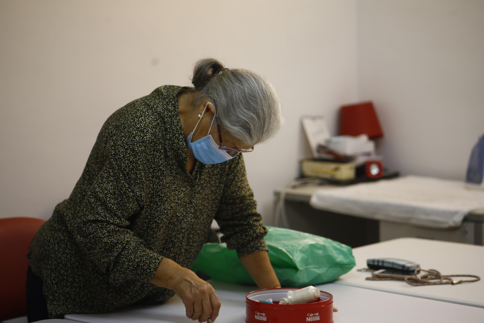 Así elaboran los cojines solidarios para luchar contra el cáncer de mama