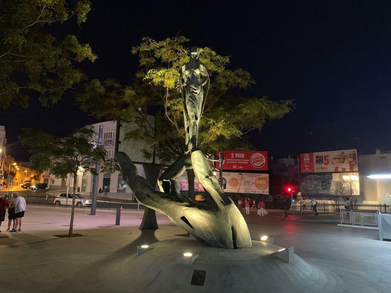 Vista de la escultura con su nueva iluminación.
