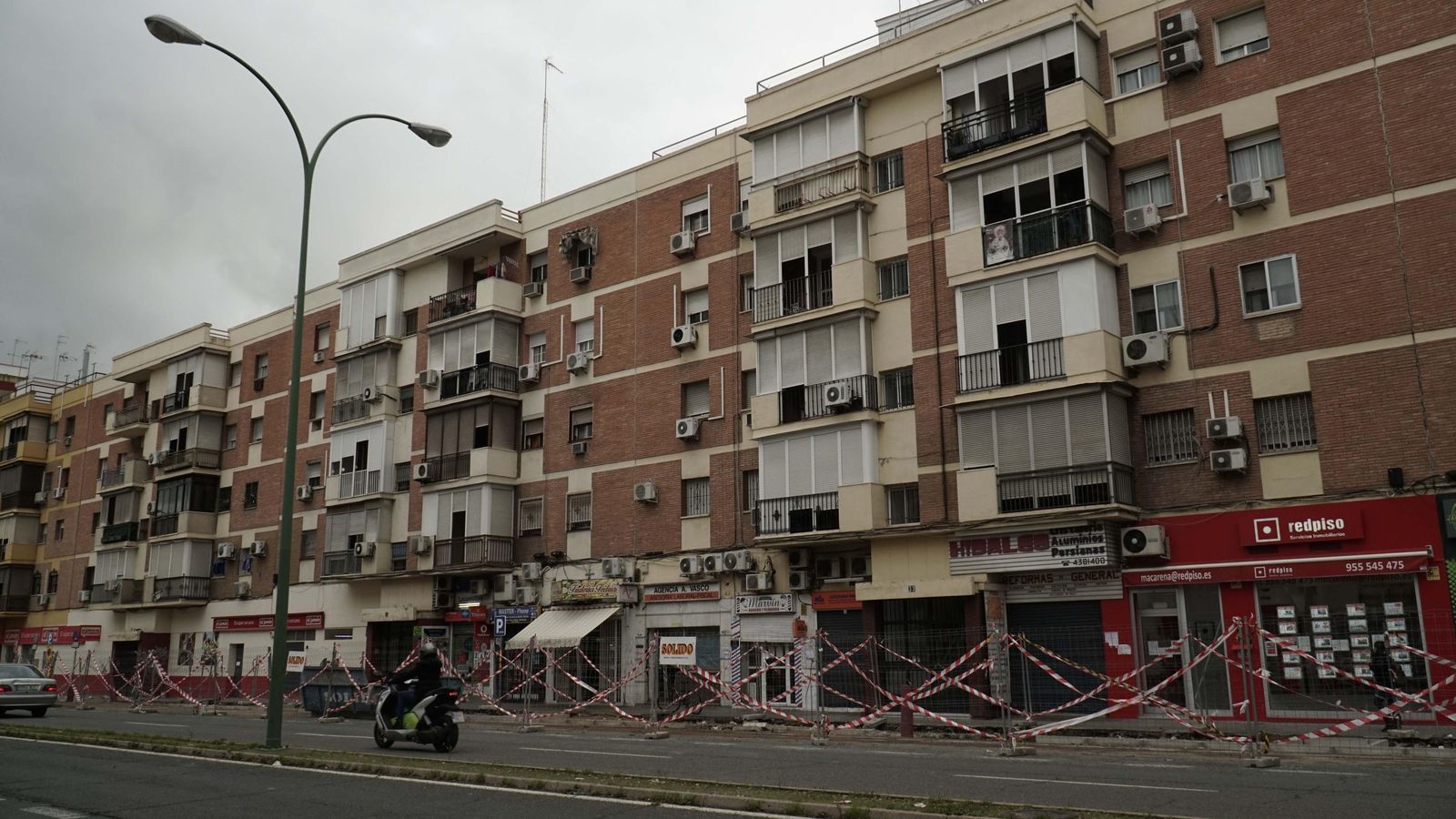 La obra de la acera, que está generando más problemas de convivencia.