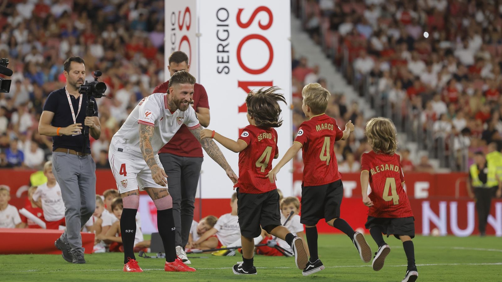 Los hijos de Sergio Ramos corren hacia su padre en el césped.