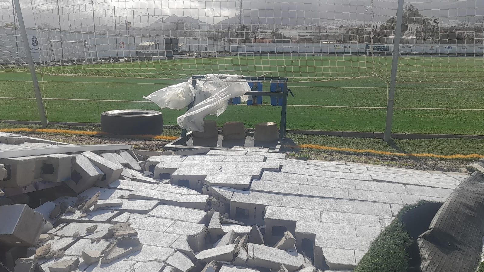 Parte del muro de Las Lagunillas derrumbado por los efectos del temporal.