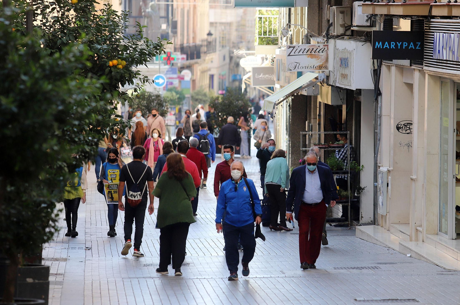 Ambiente por la calle Tres de agosto de la capital onubense durante la mañana de ayer.