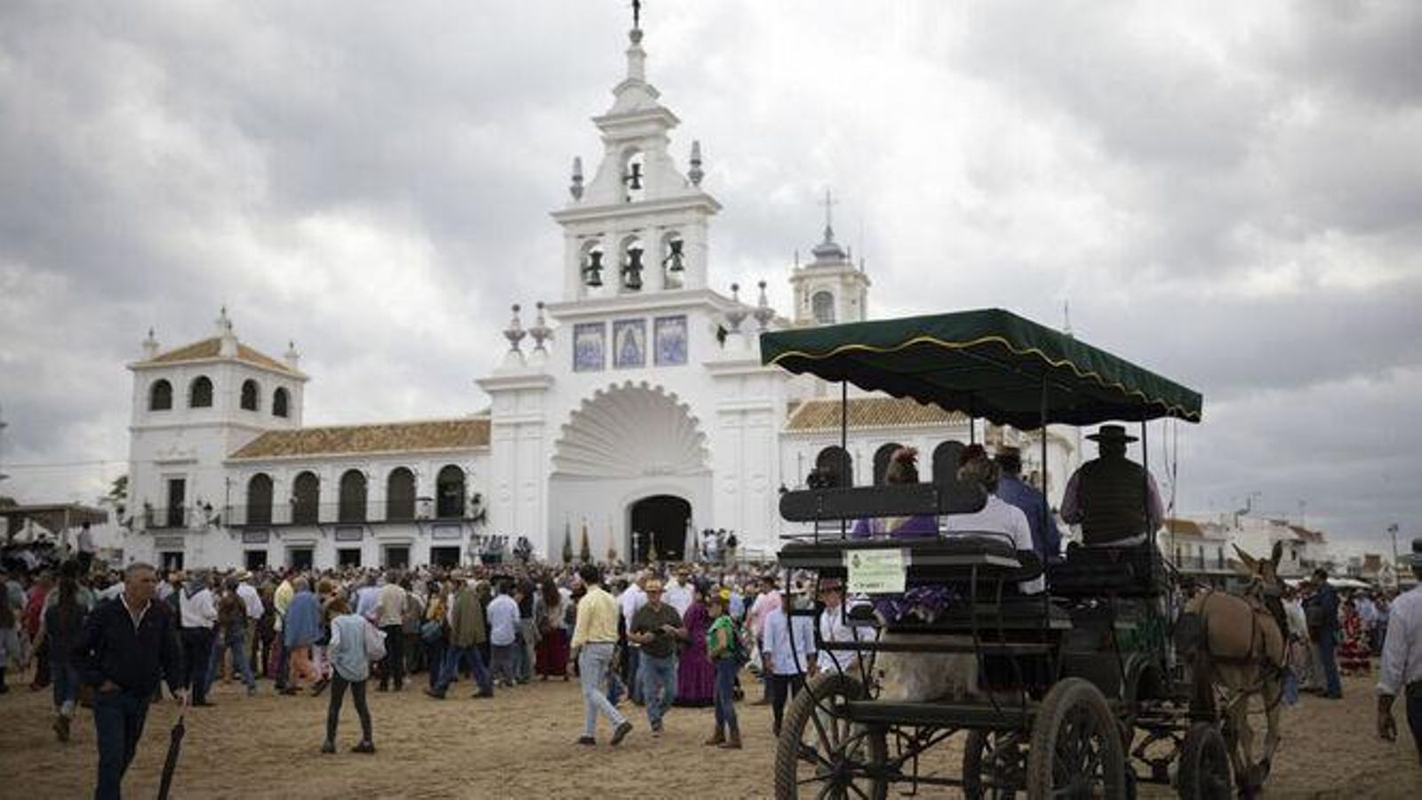 Carruaje frente a la ermita de El Rocío.