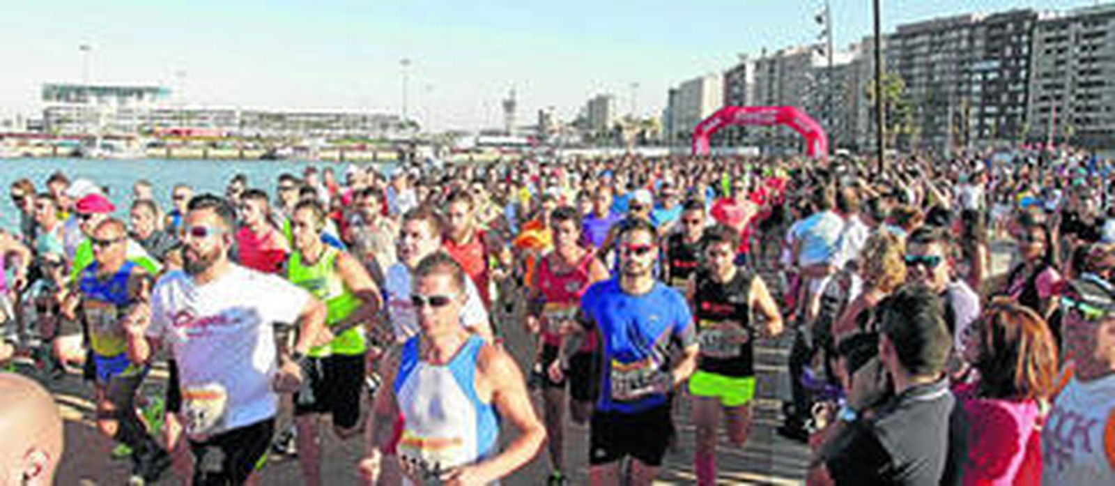 Cientos de participantes a pocos metros de la salida del Llano Amarillo.