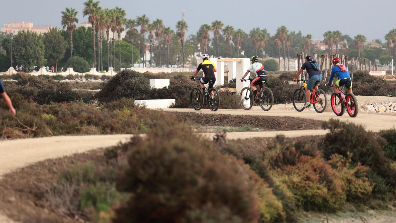 Ciclistas en el sendero San Fernando-Chiclana Ciclistas en el sendero San Fernando-Chiclana