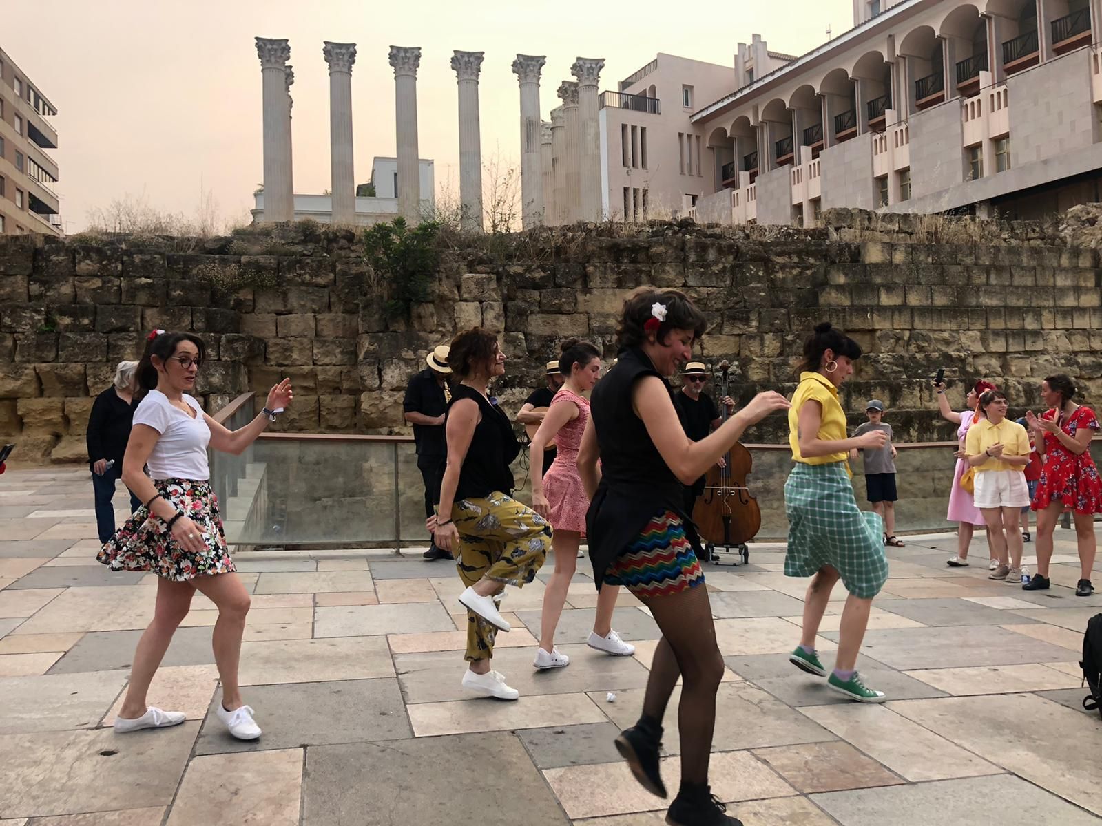 Actuación del trío Dee dee ensemble.