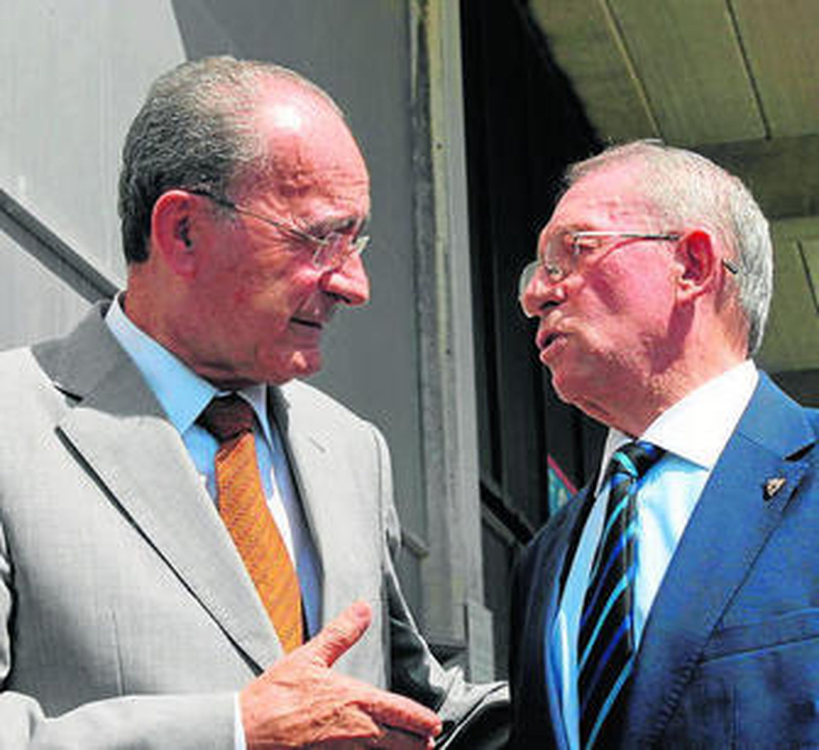 Francisco de la Torre charla con Antonio Benítez.