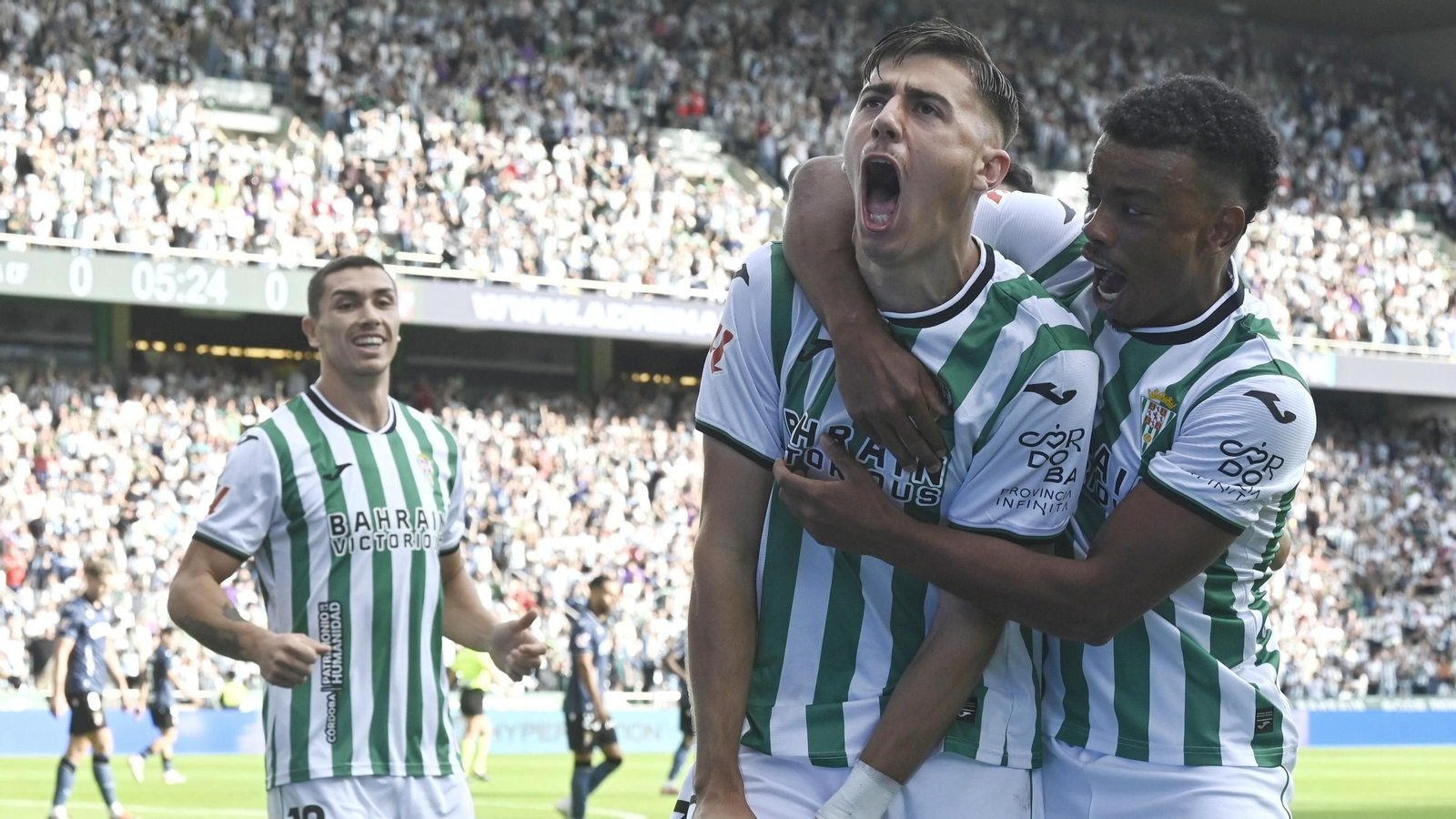 Dani Requena celebra eufórico, junto a Dalisson, su gol en el Córdoba CF - Ceuta.