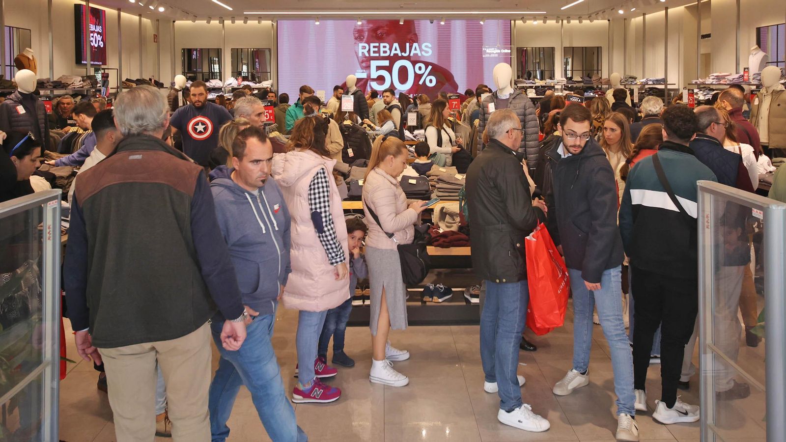 Interior de una tienda del parque comercial Luz Shopping.