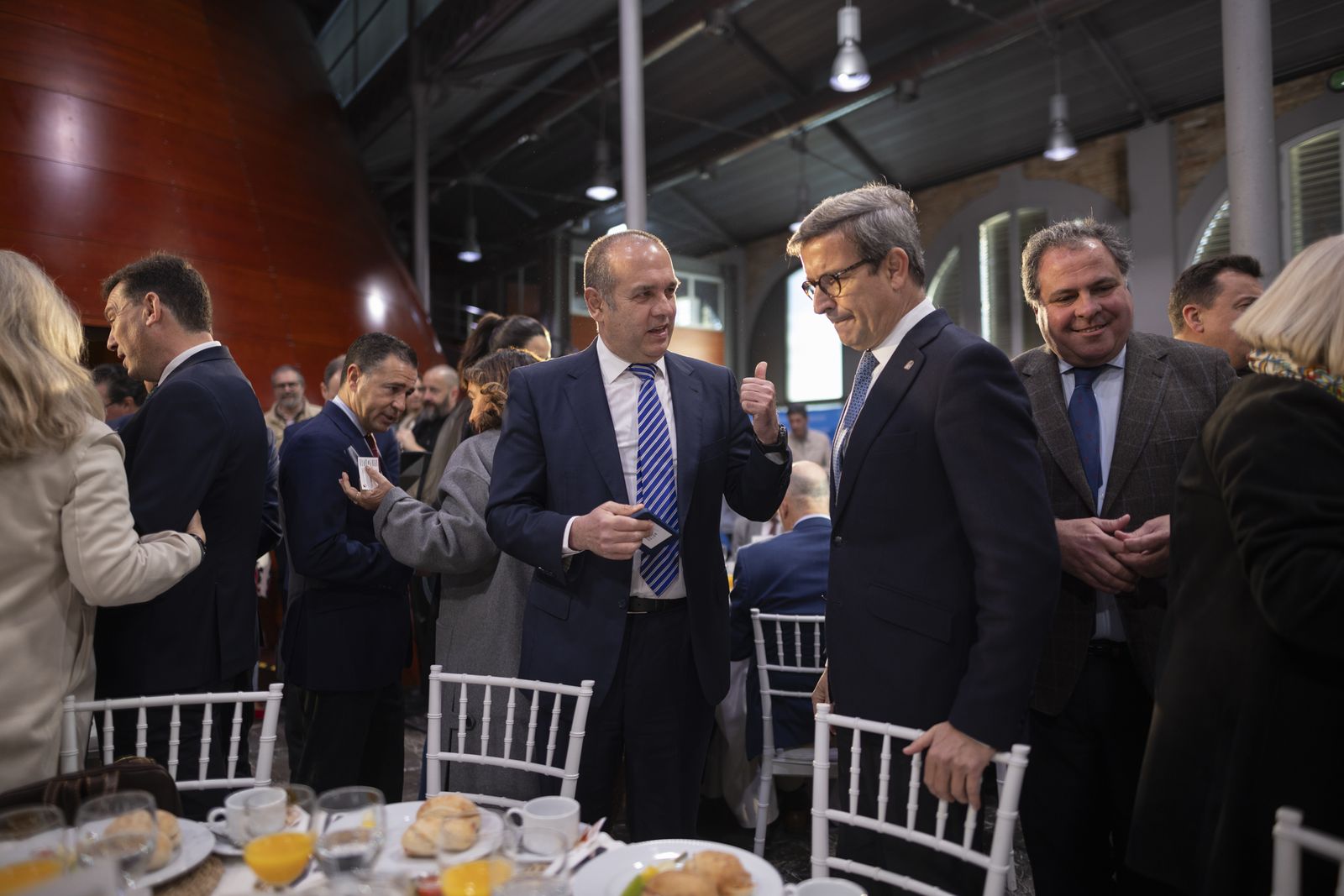 Imágenes de la recepción de los invitados al desayuno-coloquio con Jorge Paradela en el Foro Joly Andalucía