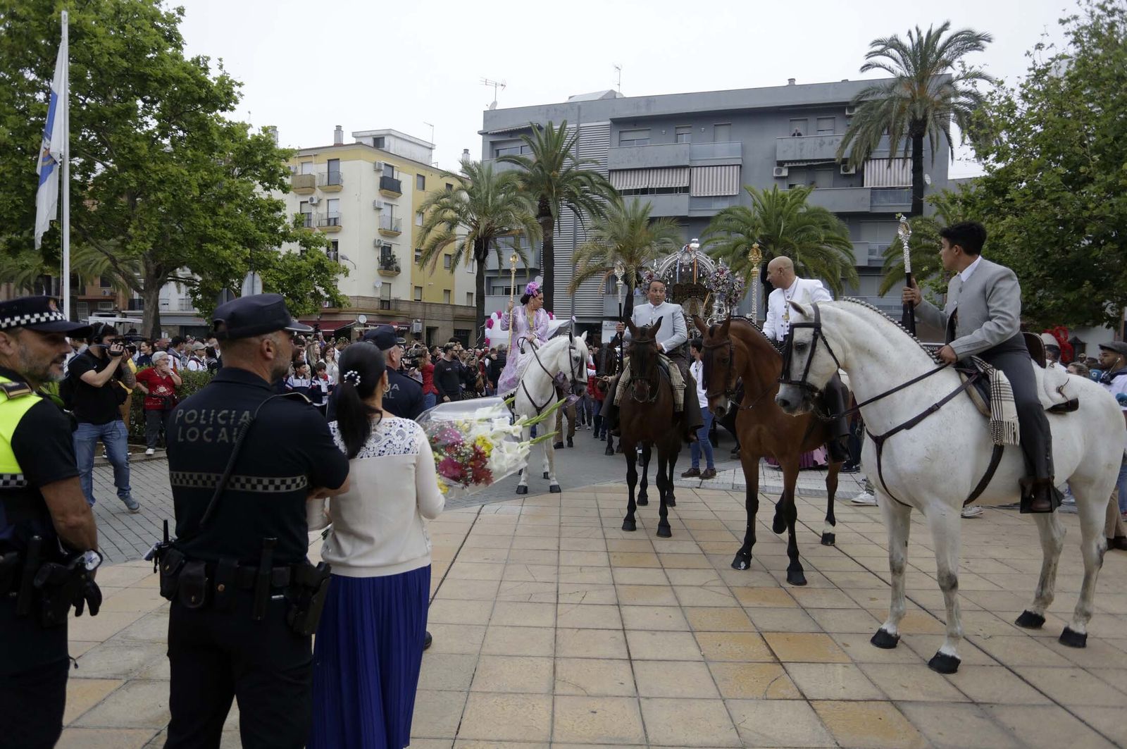 El Rocío 2023: Imágenes de la Hermandad de Emigrantes en su salida de Huelva