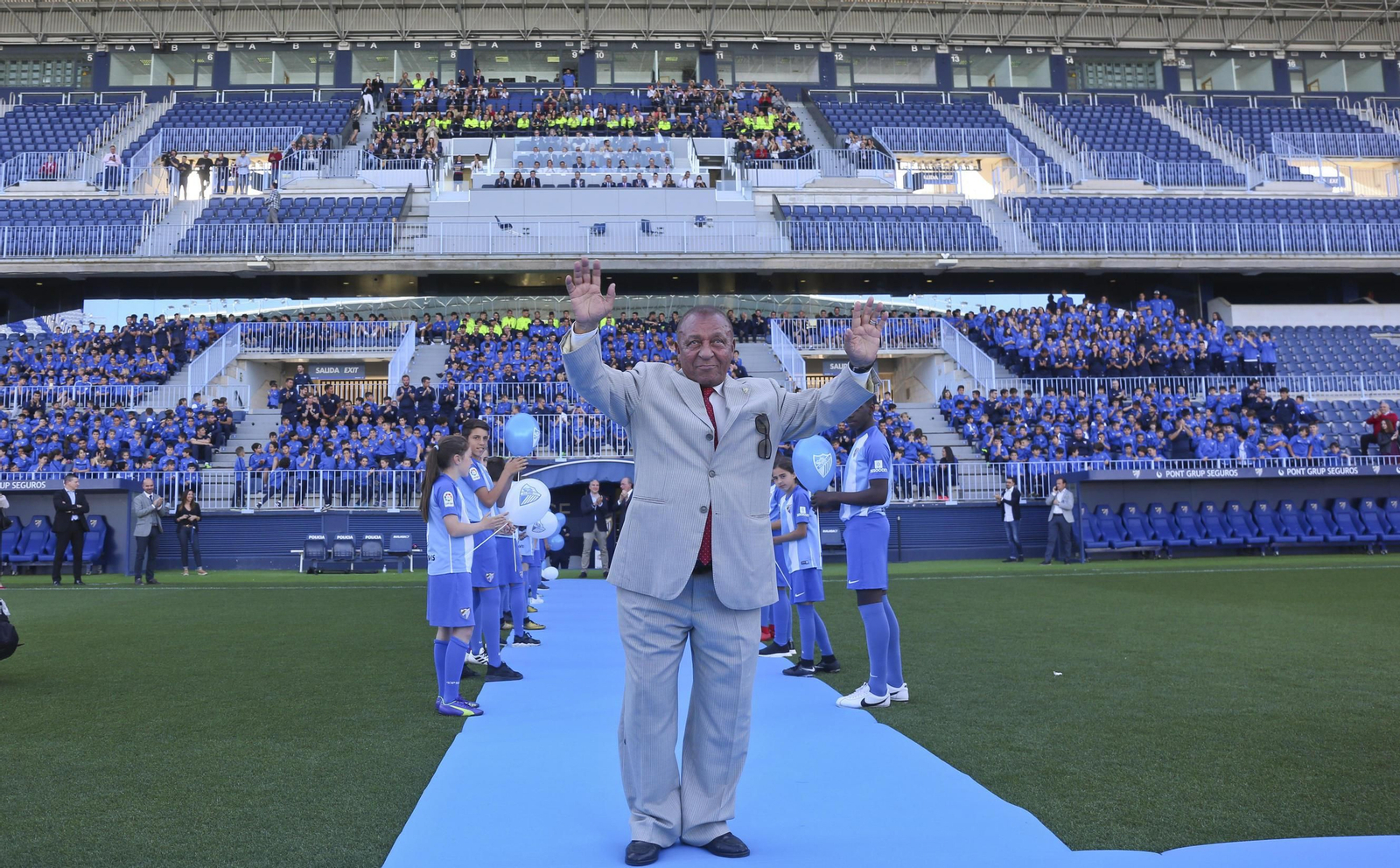 Ben Barek cruza una pasarela que nacía en el túnel de vestuarios hasta el centro del campo de La Rosaleda.