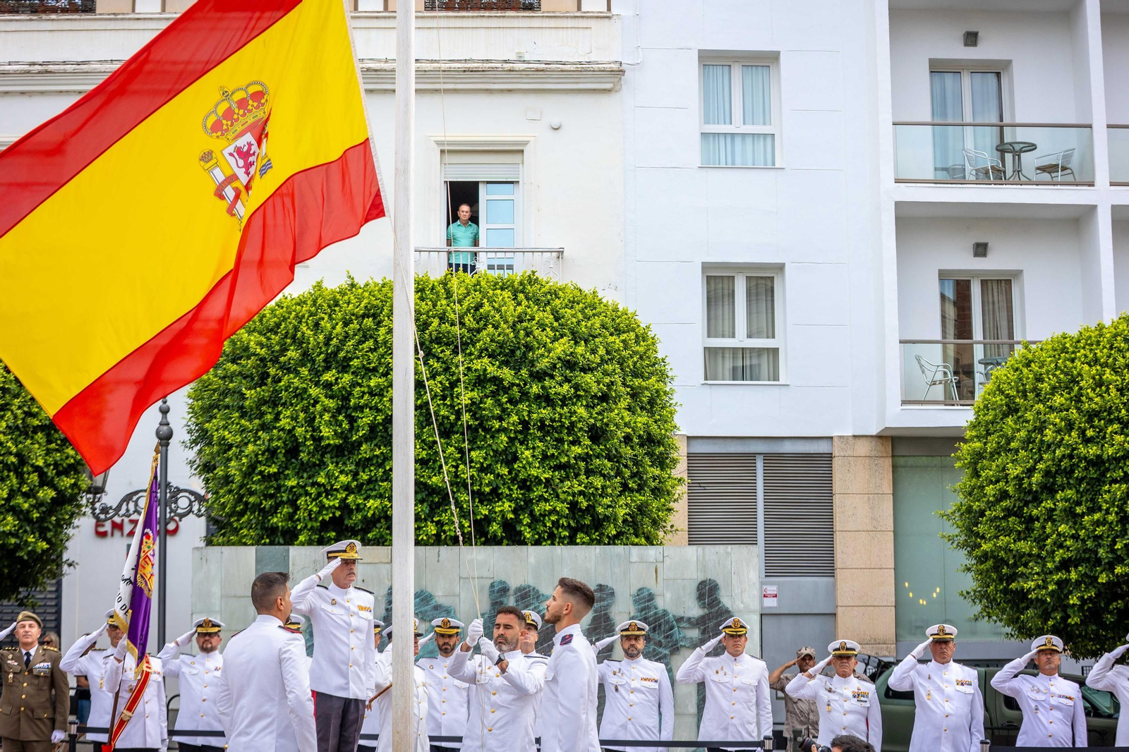 Solemne izado de la bandera en el centro de San Fernando, en imágenes