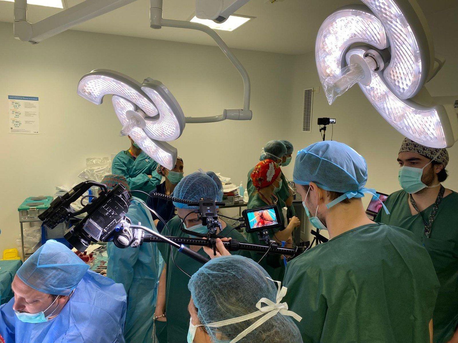 Un equipo trabajando en quirófano.