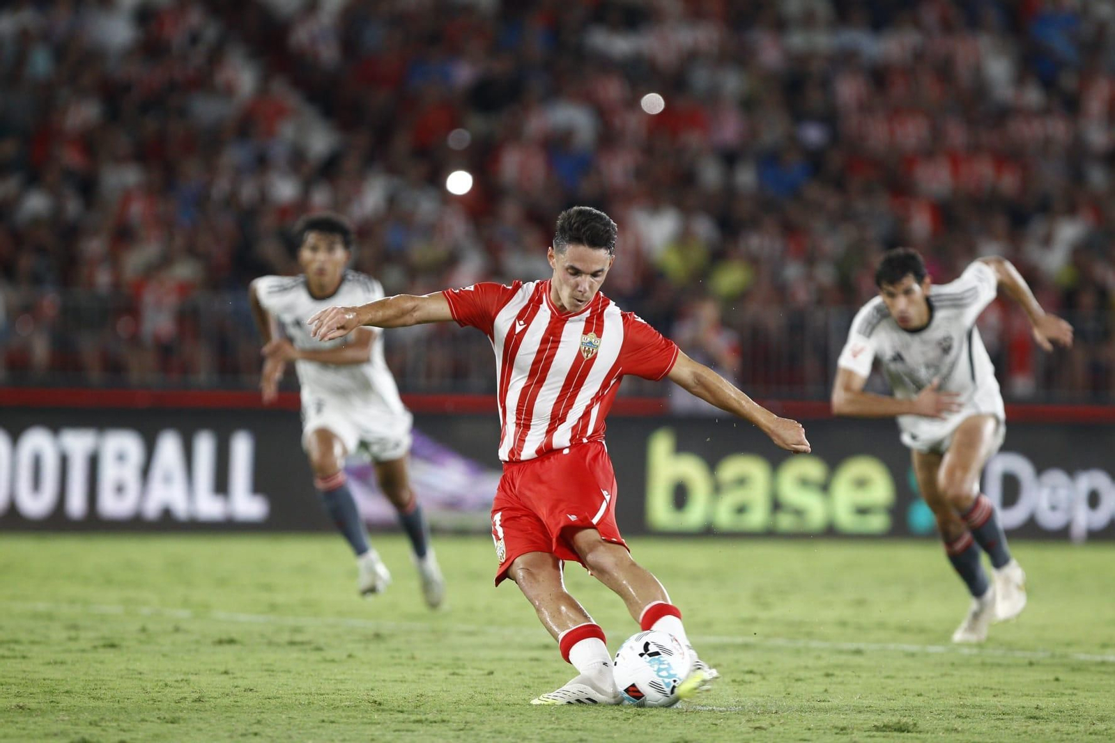 Sergio Arribas ejecuta la pena máxima.